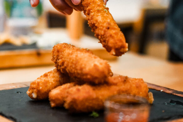 fried chicken with tomato dip