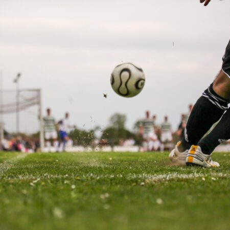 football-1678992_1920 footballer kicking a ball