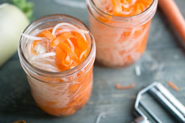 Quick-Pickled-Mooli-Carrots