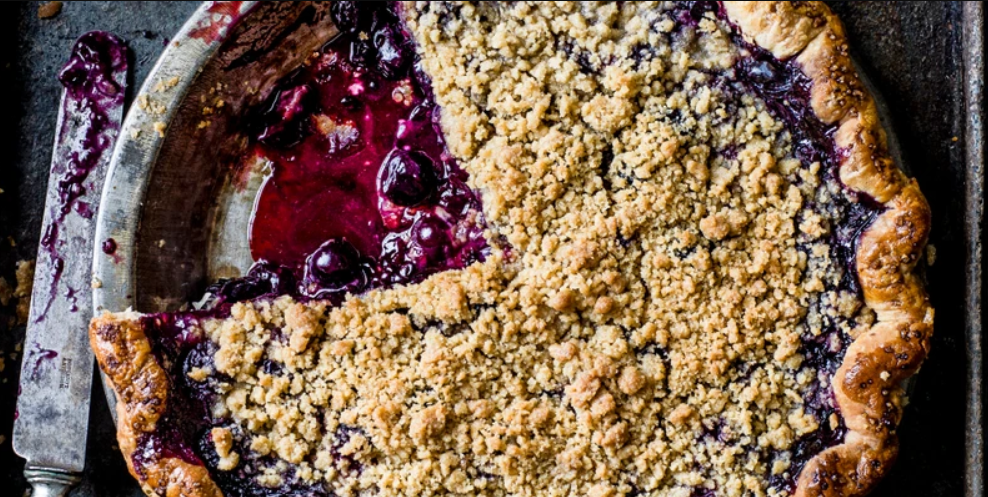 Black and blue crumble pie