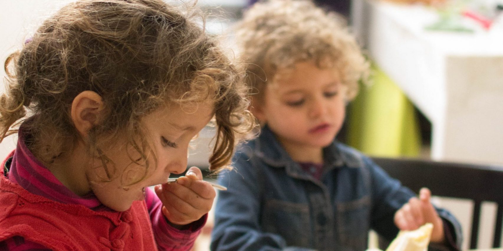 angela-mulligan-pJJcl8UJ7dg-unsplash children eating healthy foods