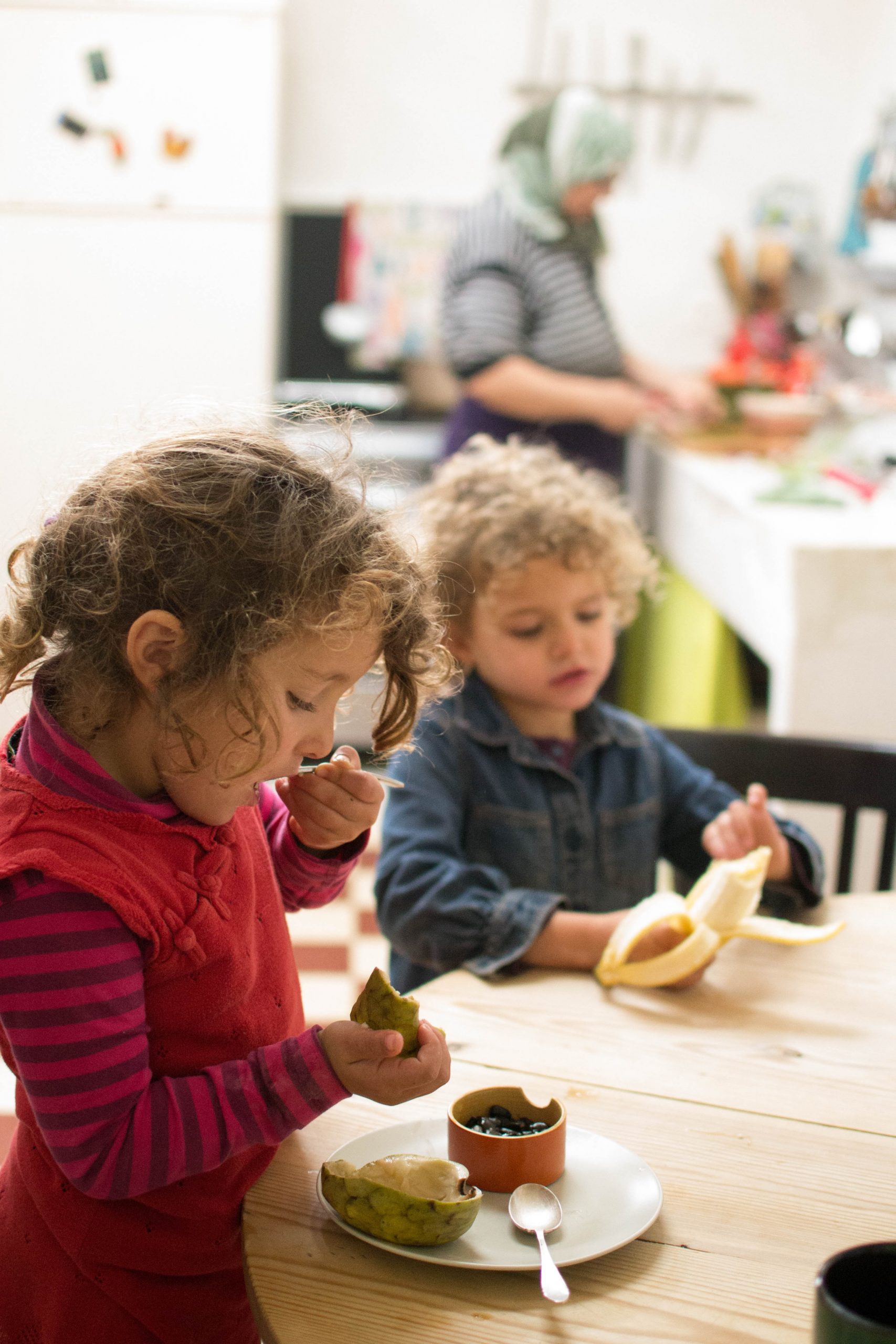 children eating healthy foods