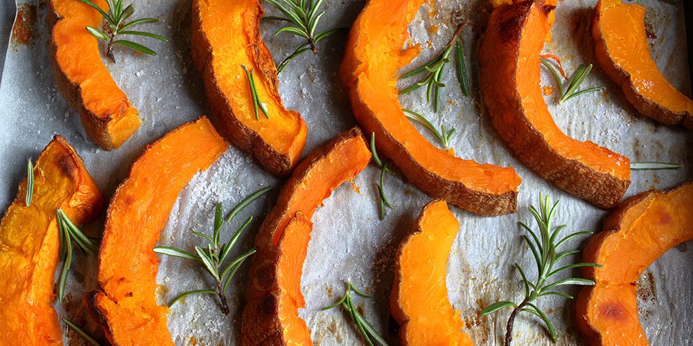Fette di zucca cucinate nel forno con erbe aromatiche e sale.