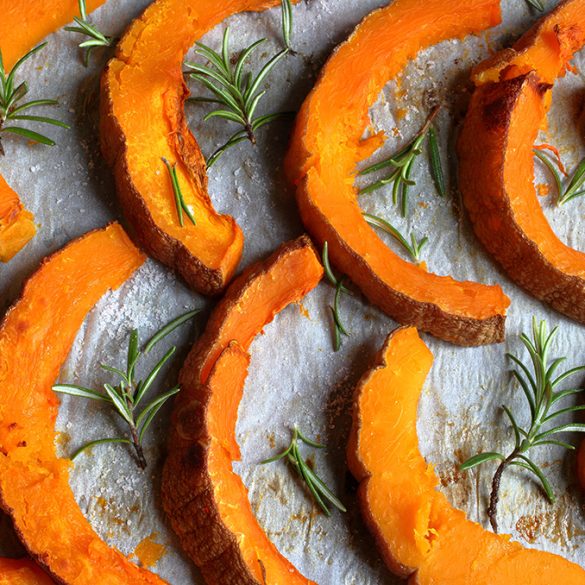 Fette di zucca cucinate nel forno con erbe aromatiche e sale.