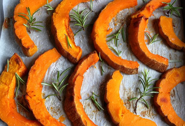 Fette di zucca cucinate nel forno con erbe aromatiche e sale.