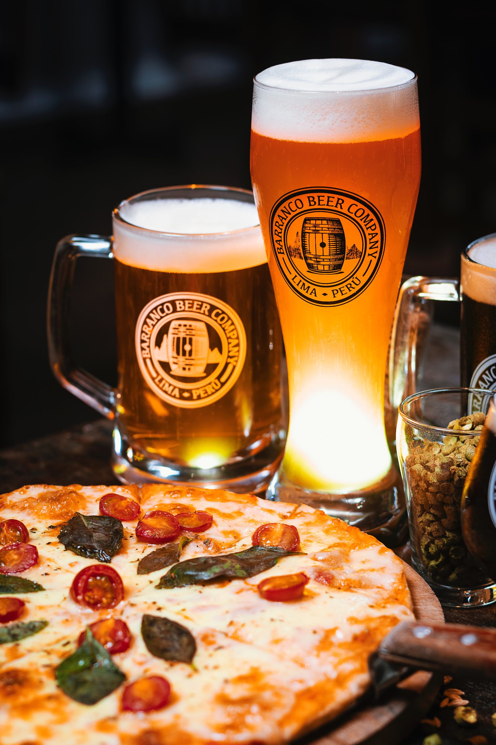 giancarlo-revolledo-d4nrRZp0tus-unsplash beer and pizza