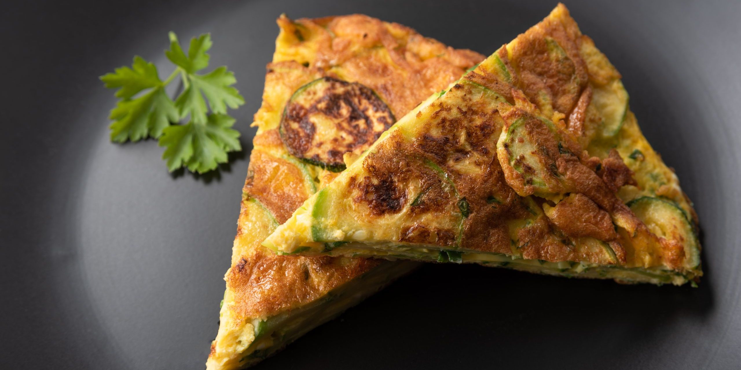 Deliziosa frittata di uova, zucchine, formaggio ed erbette