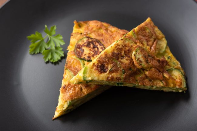 Deliziosa frittata di uova, zucchine, formaggio ed erbette