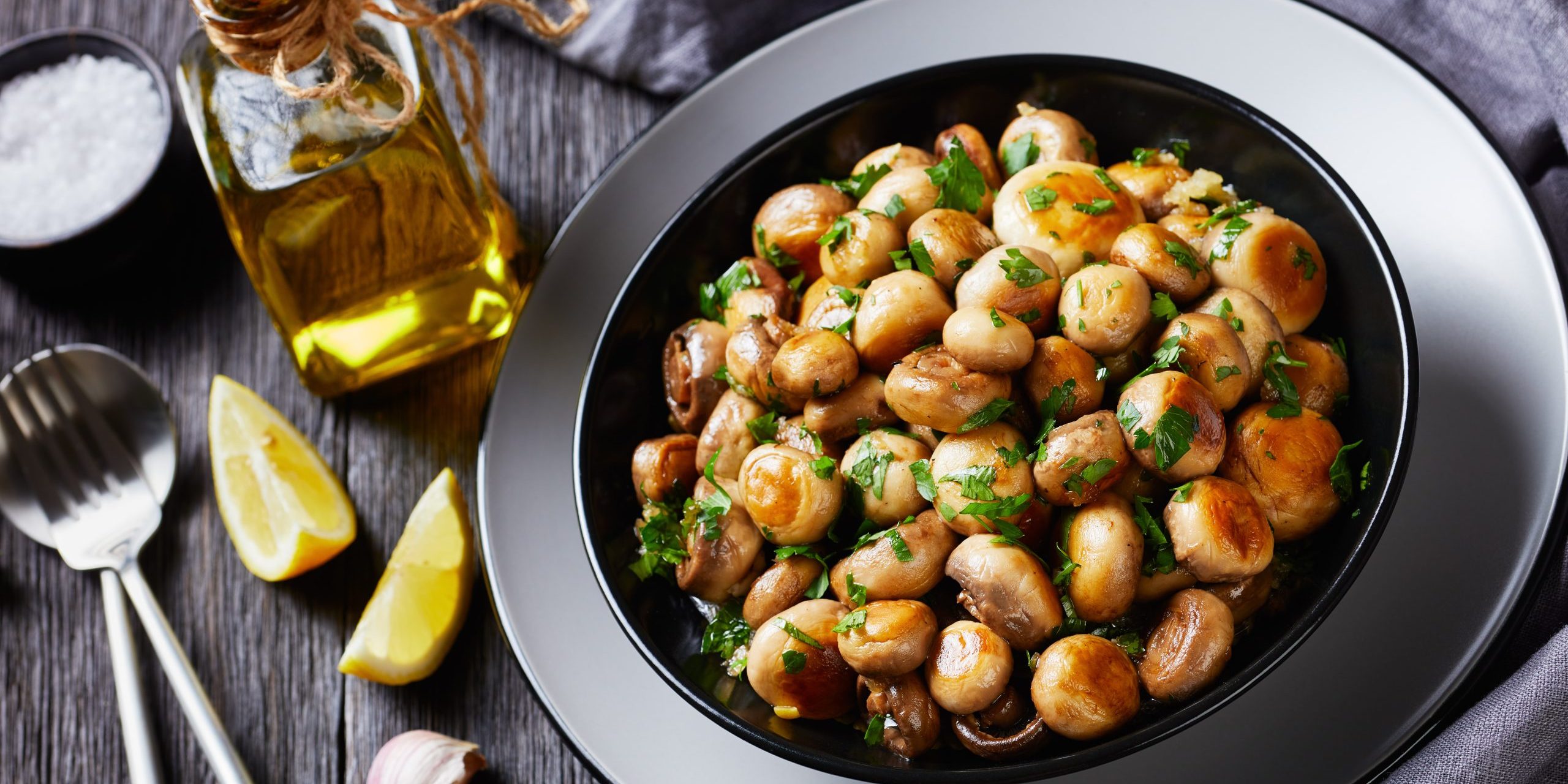 Low-calorie garlic mushrooms al ajillo on a plate