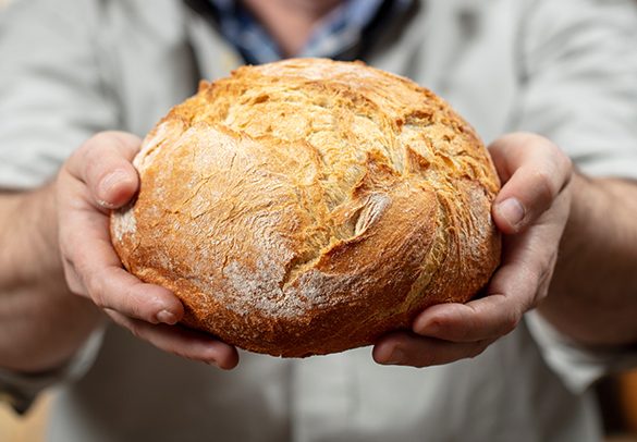 manos con pan artesano. hands with artisan bread.