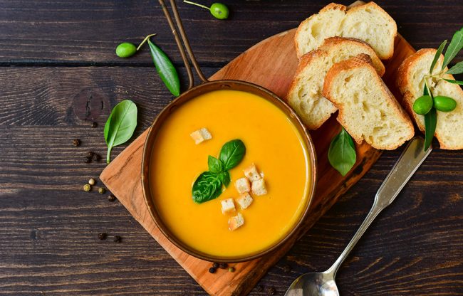 pumpkin soup and bread with basil and crispy crackers, vegan rec