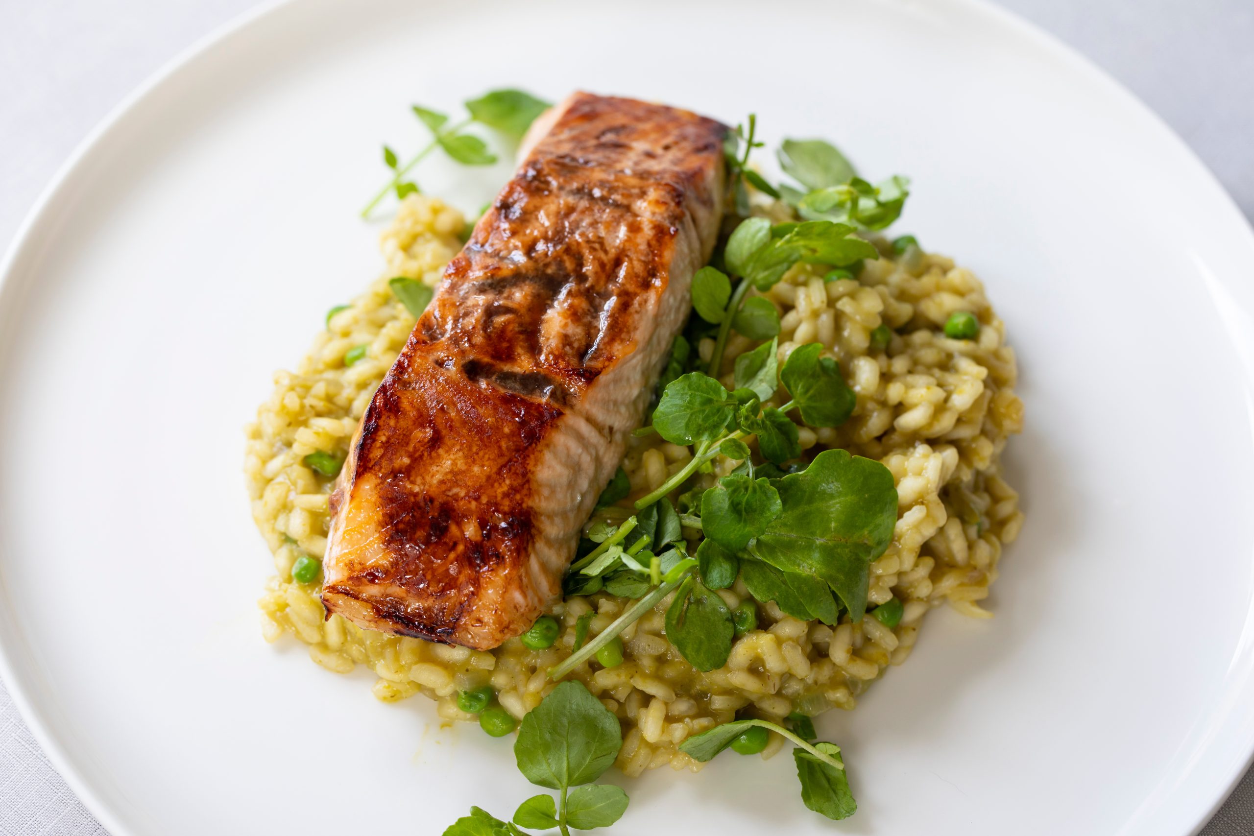 Green peas risotto with grilled salmon