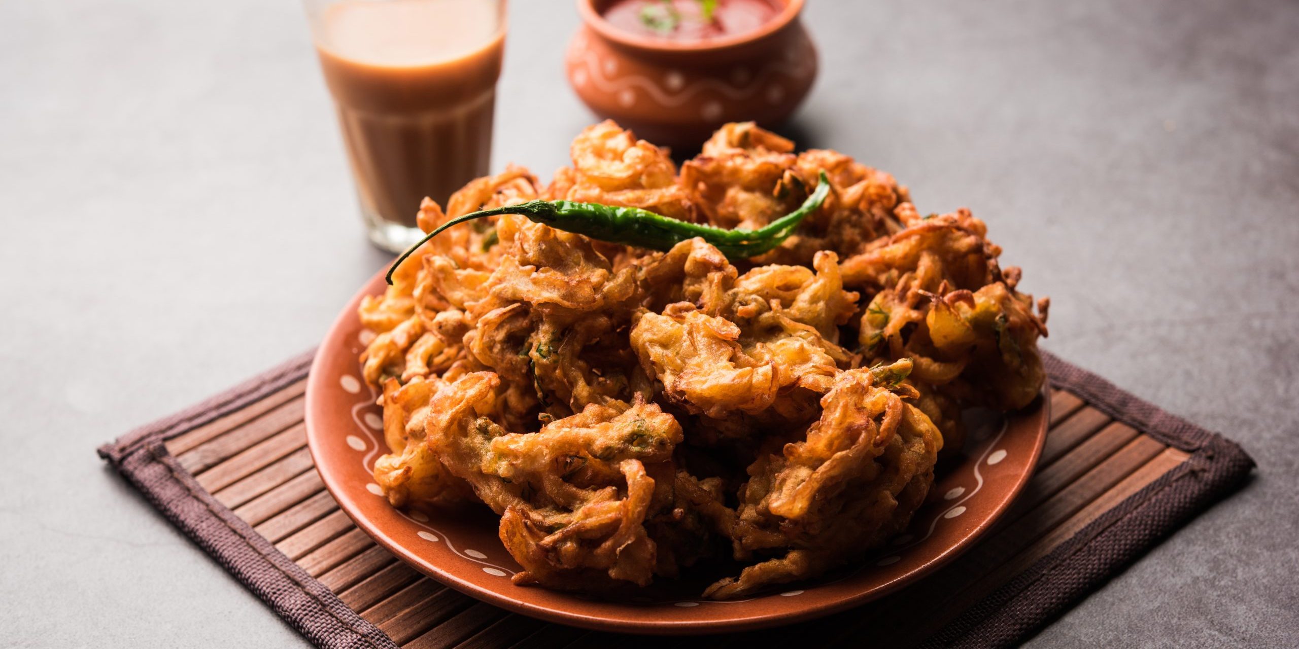 Crispy Onion Fritters or pakora known as Pyaj Pakoda or Kanda bhaji / Bhajji / bajji