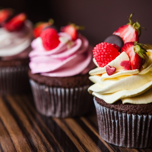 Cupcakes with strawberries and cream