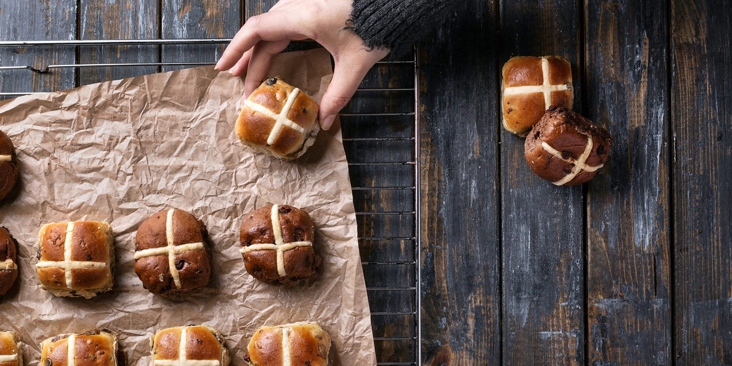 Cross buns with raisins