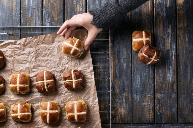 Cross buns with raisins