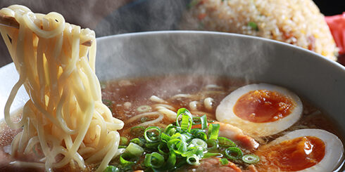 湯気の上がるシズル感のあるラーメン
