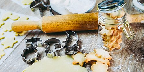 Biscuits sablés dans un pot en verre, rouleau de patisserie far